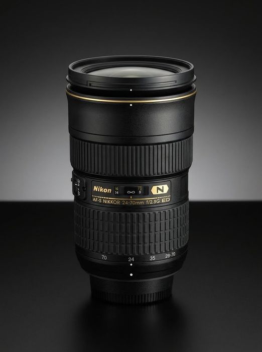 Obiektyw Nikon 24-70 mm f/2.8 G ED AF-S protektor Hoya i  futerał Nikon CL-M3