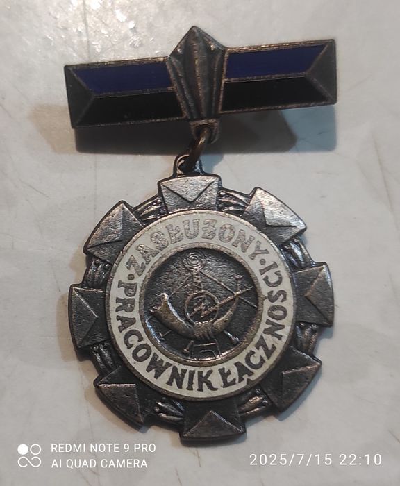 Medal i 3 odznaki. " Zasłużony Pracownik Łączności "