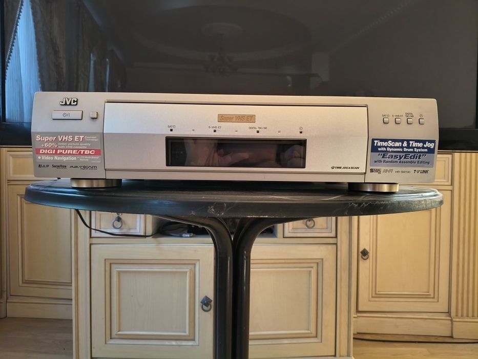 Видеомагнитофон JVC HR-S9700EU.