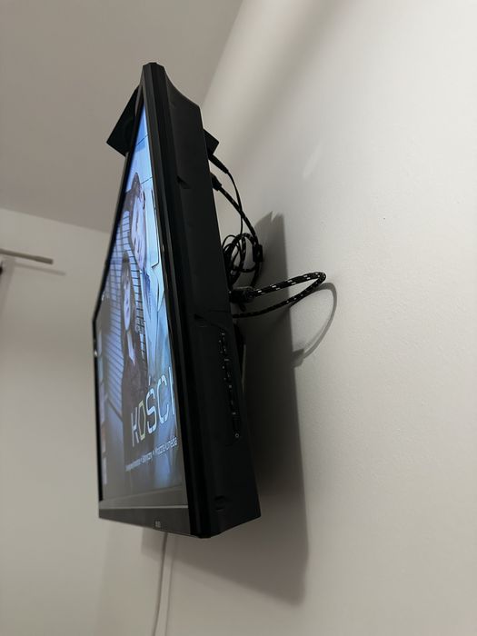 TV Thomson 32’ plus wieszak scienny