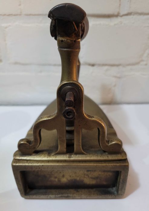 Stare przedwojenne mosiężne żelazko