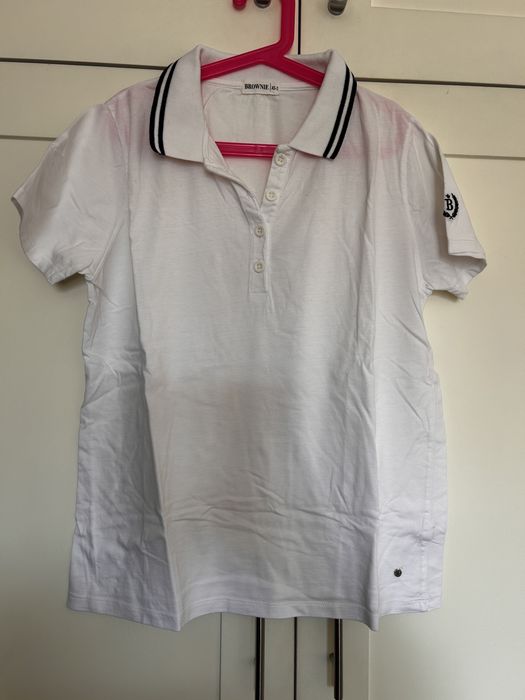 Polo branco, com risca azul no colarinho, tamanho XS -S, marca Brownie