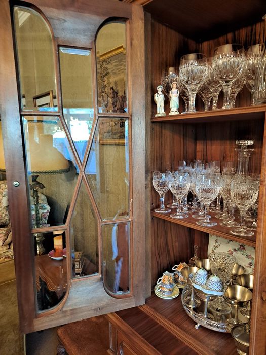 Móvel cristaleira em Nogueira