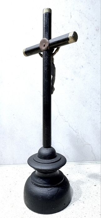 Pequeno antigo crucifixo popular em madeira - fim do Sec. XlX , início do Sec.  XX