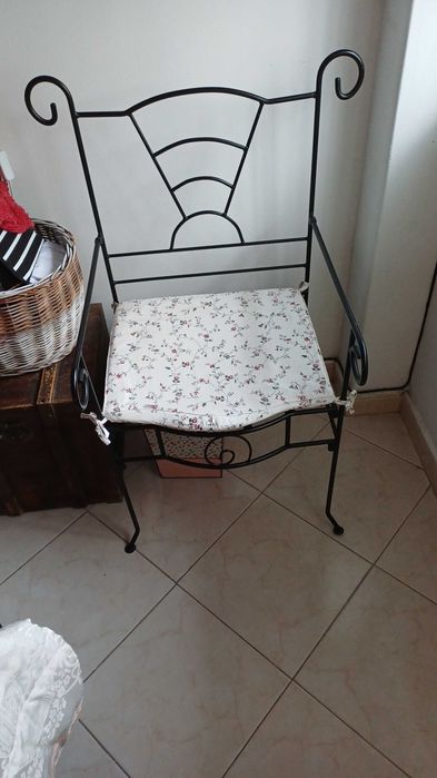 Cadeira em ferro com Almofada vintage