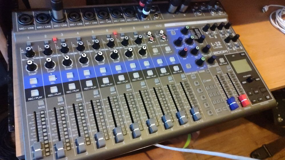 Vendo mesa digital e interface zoom L12