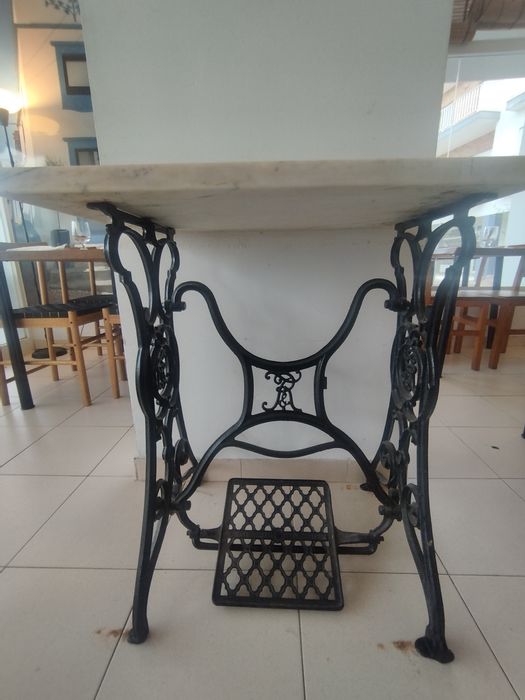 Mesa de apoio com pedra em mármore