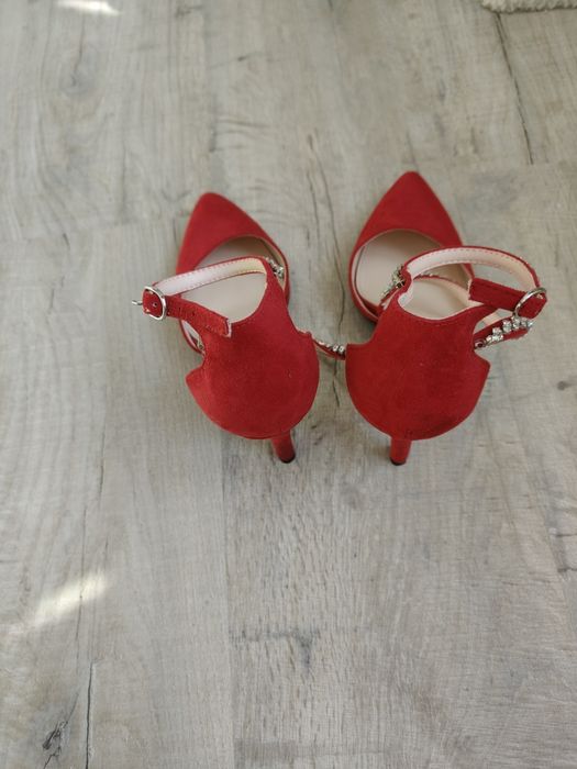 Czerwone szpilki cyrkonie ozdobne 38