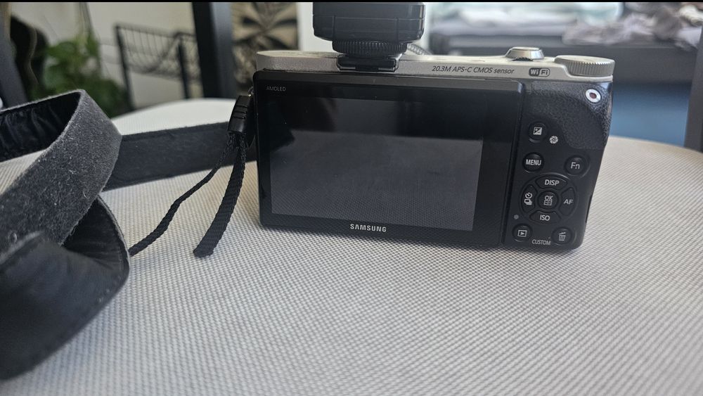 Samsung NX300 + Lente 18-55mm OIS |
