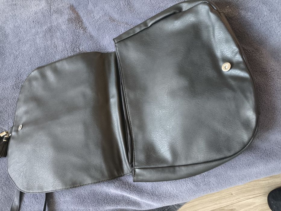 Czarna torebka na ramię Sinsay frędzle