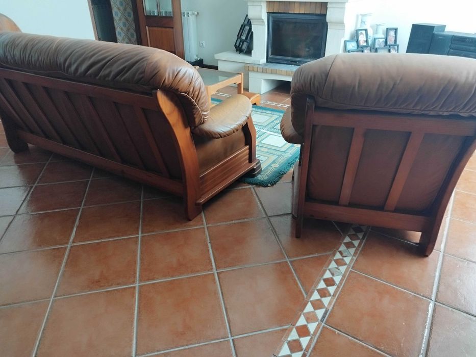 Três sofás em pele castanha