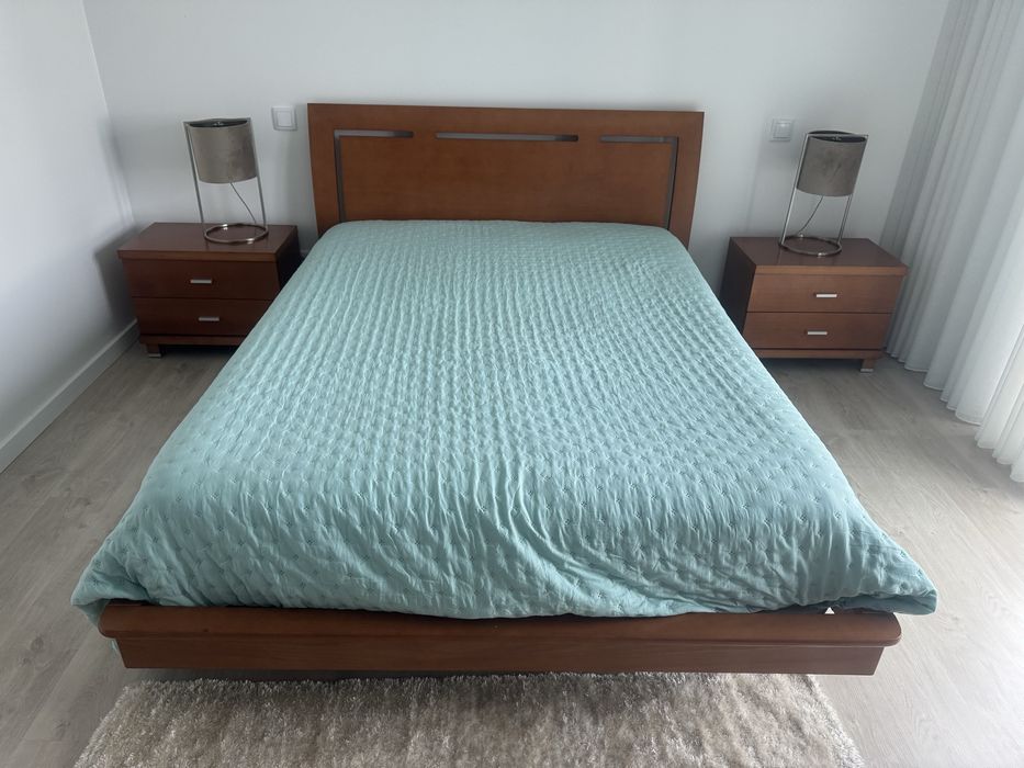 CAMA DE CASAL COM 2 Mesinhas de cabeceira