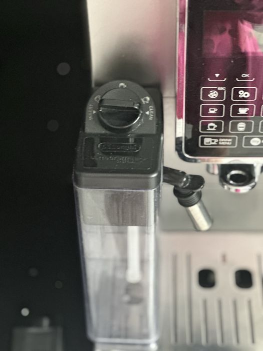 Кавомашина Delonghi Dinamica