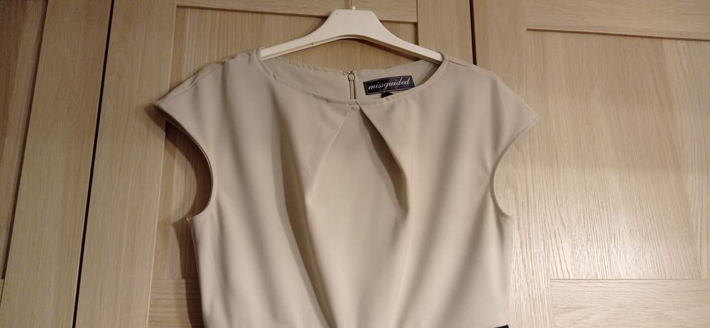 Missguided beżowa sukienka z czarnym pasem, r.14
