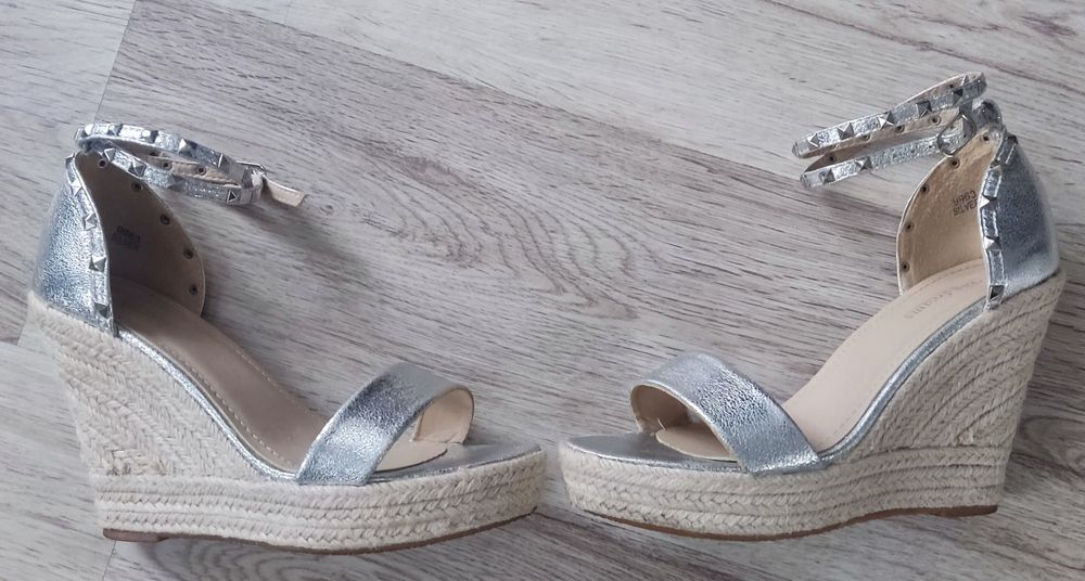 Buty na wysokiej koturnie srebrne 38