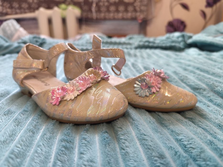 Продам детские туфли