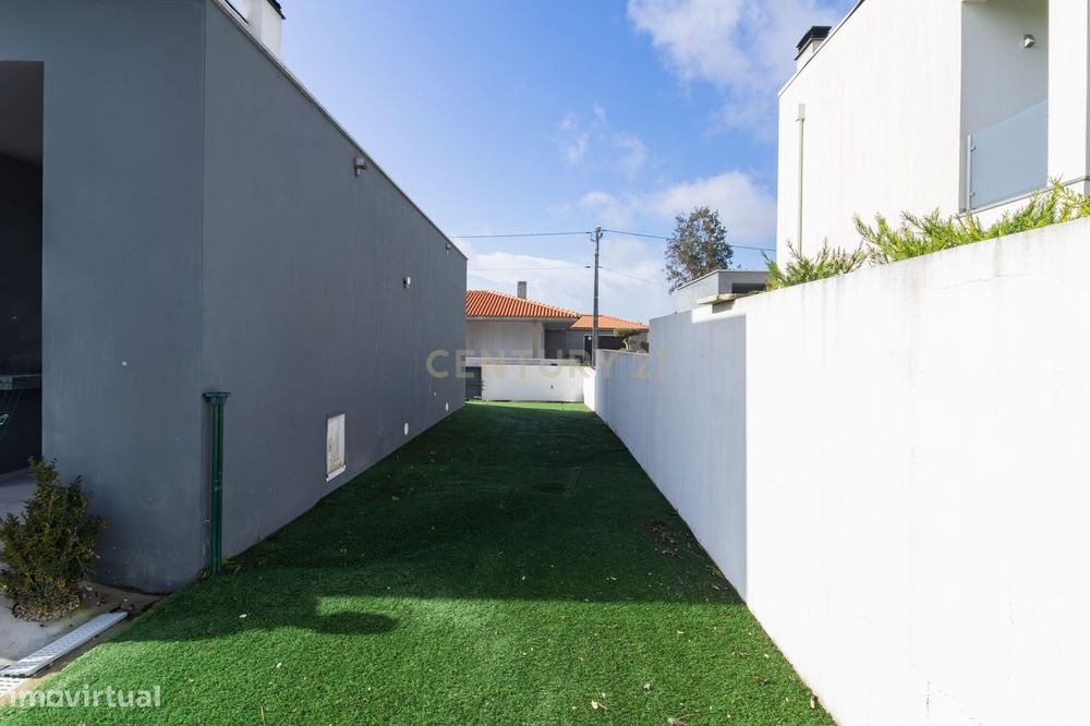 Moradia T4 Semi-Nova na Ortigosa, Leiria