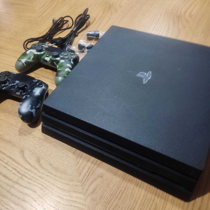 PS4 Pro + 2 pady + SSD 1TB + 11 gier