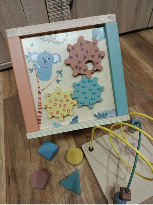 Zabawka manipulacyjna z sorterem