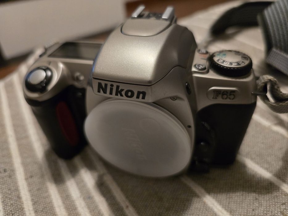 Máquina Nikon f65 como Nova