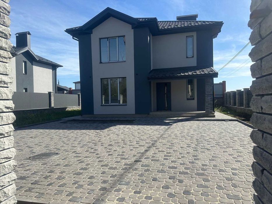 Продається двоповерховий будинок