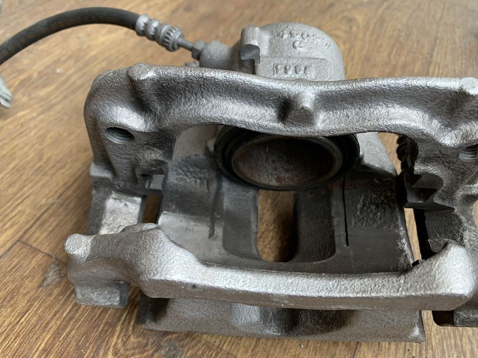 BMW g20 суппорт тормозной левый передний