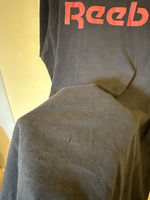 Używany czarny podkoszulek marki Reebok, rozmiar XL.