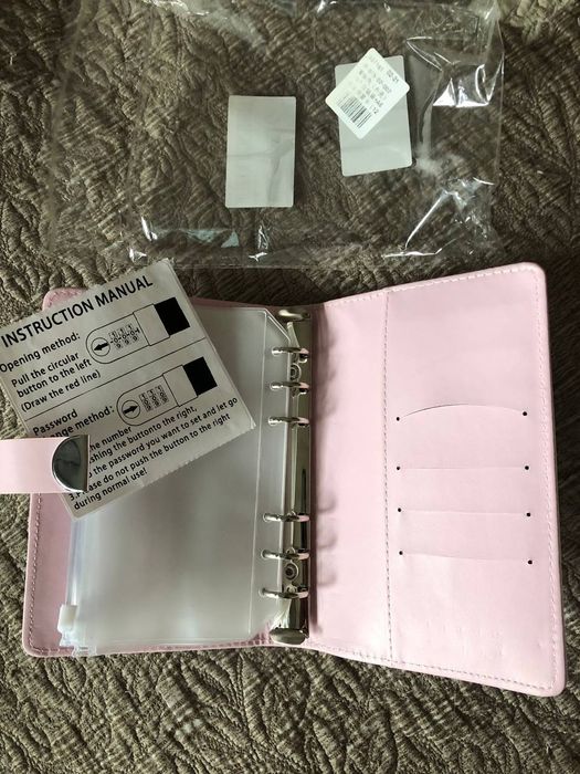 Блокнот А6 з кодовим замком та файлами на зіп застібки.