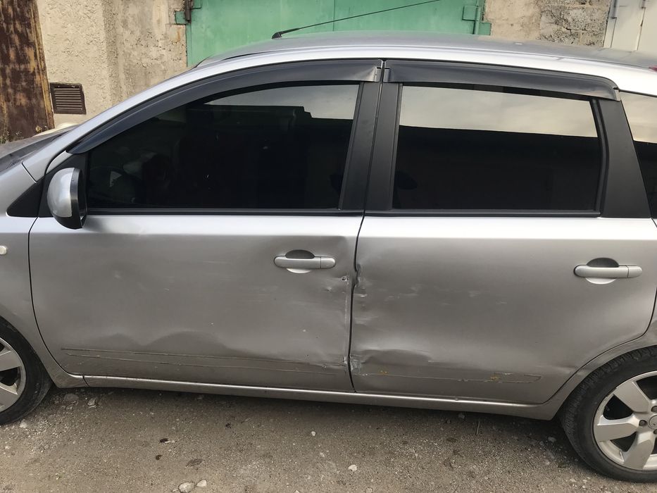 Продам 2 Двери левый  есть всё как на фото после дтп Ниссан ноут е11 передний  и задний