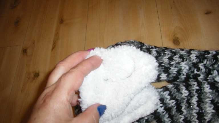 długie nowe kapcie wełniane roz.uniwersalny czarno-białe