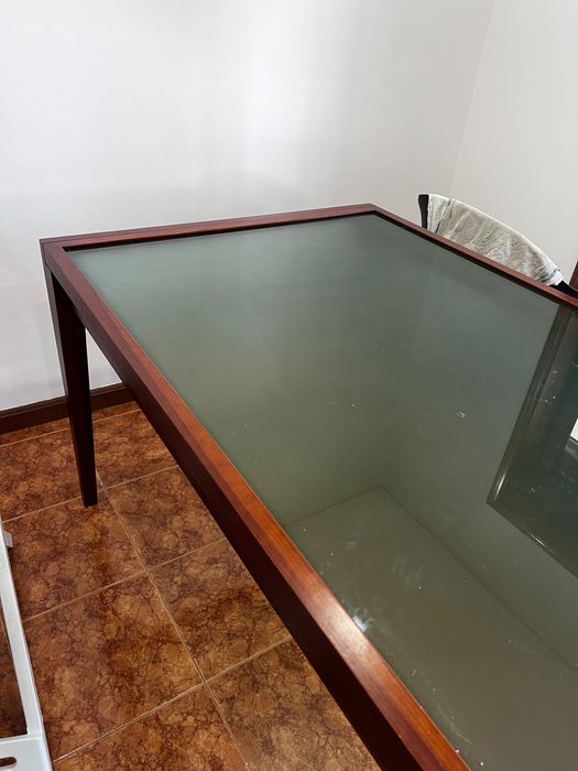 Mesa e móvel como novos