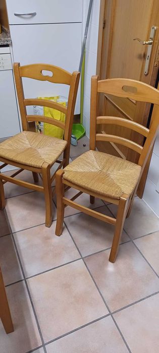 Mesa de cozinha de madeira e vidro com 4 cadeiras