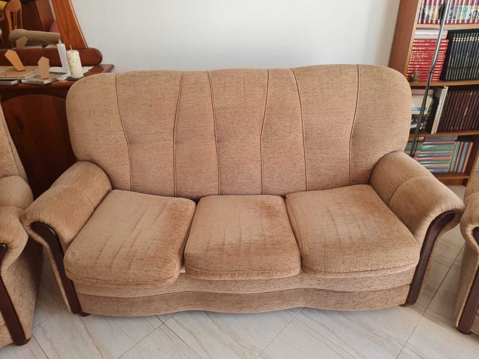 Terno de sofás em tecido com cama