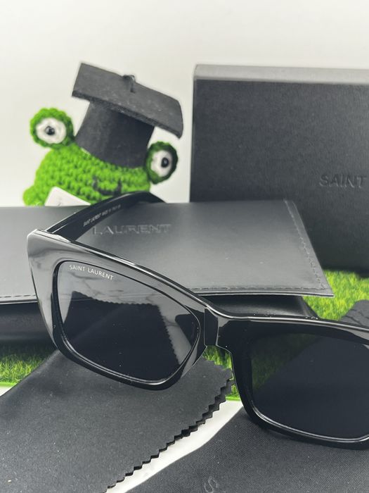 Stylowe czarne okulary przeciwstoneczne z kompletem akcesoriów