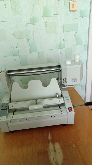 Термоклейова машина