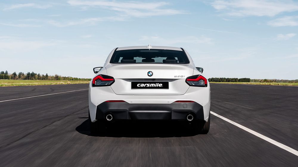 Białe BMW Seria 2 od tyłu
