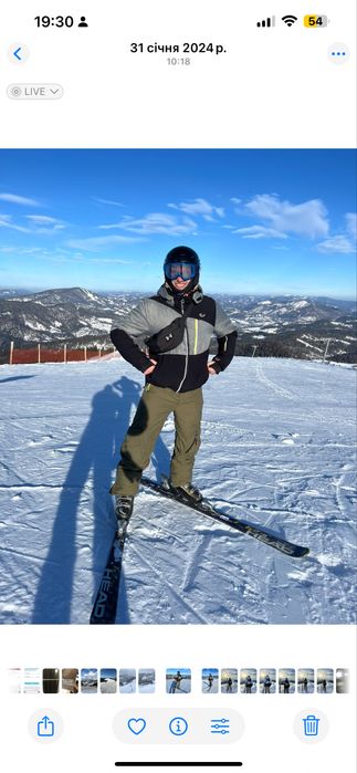 Лижна куртка, штани та окуляри.