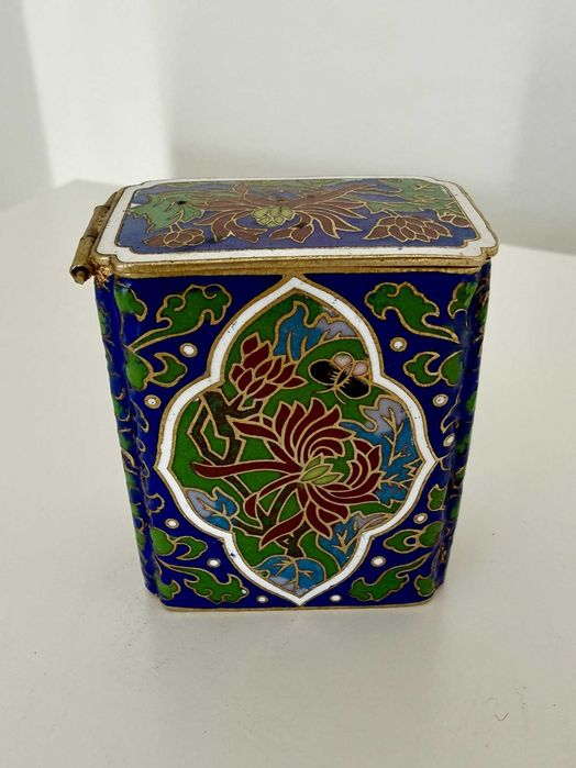 Pequena caixa chinesa em Cloisonné com crisântemos