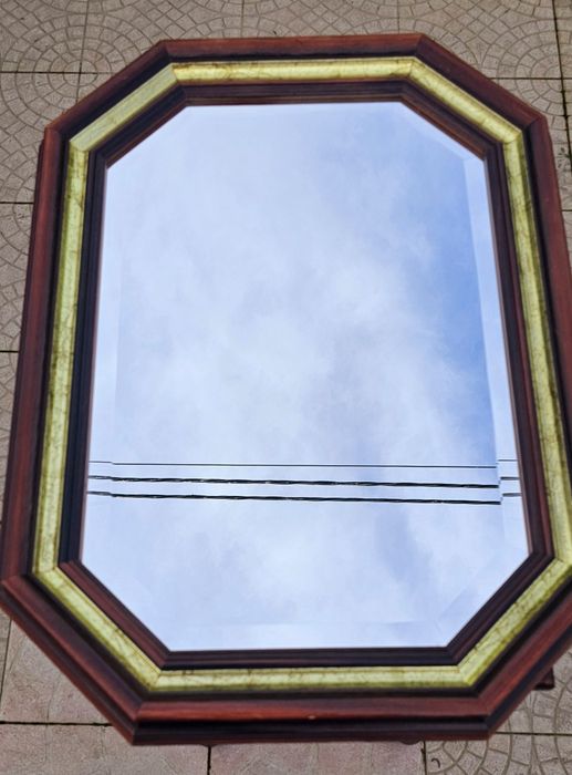 Espelho antigo com tons de dourado