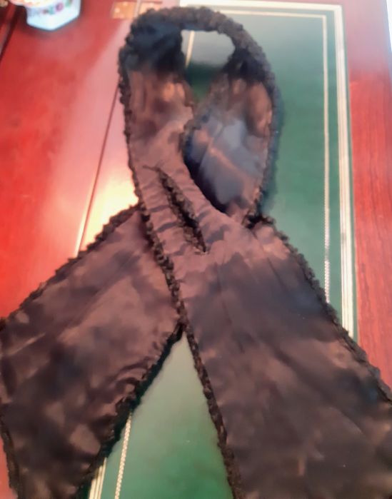 Gola em pele de Astrakan genuína forrada a seda.