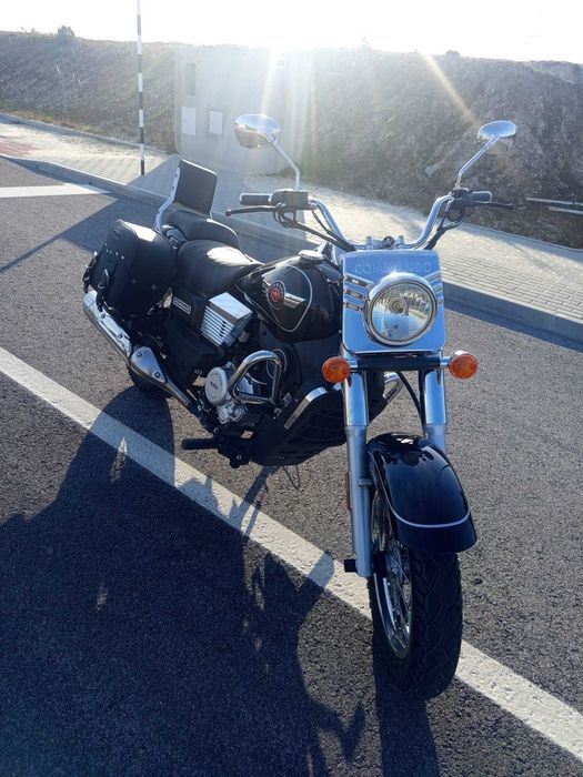 Motociclo UM Renegade Commando