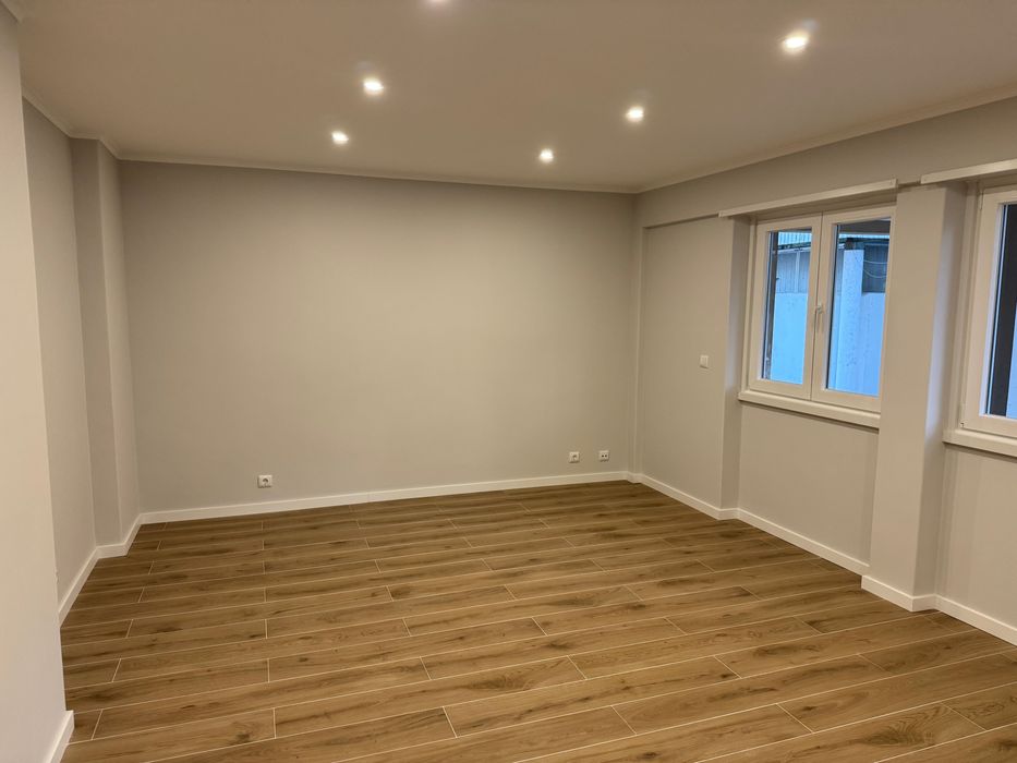 Apartamento T2 completamente remodelado em Casais de Mem Martins