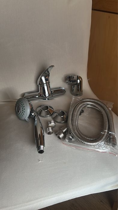 Conjunto de torneira com chuveiro