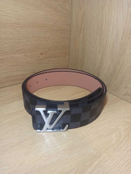 Czarny pasek w kratę z metalową klamrą LV. Długość 110 cm.