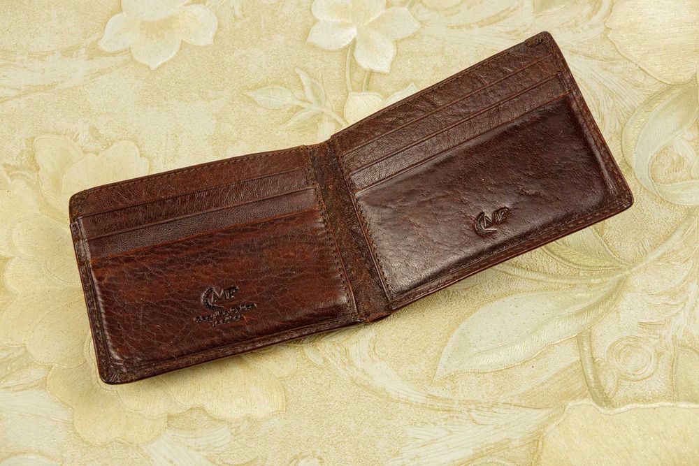 Duas carteiras em pele com 8 x 10 cm