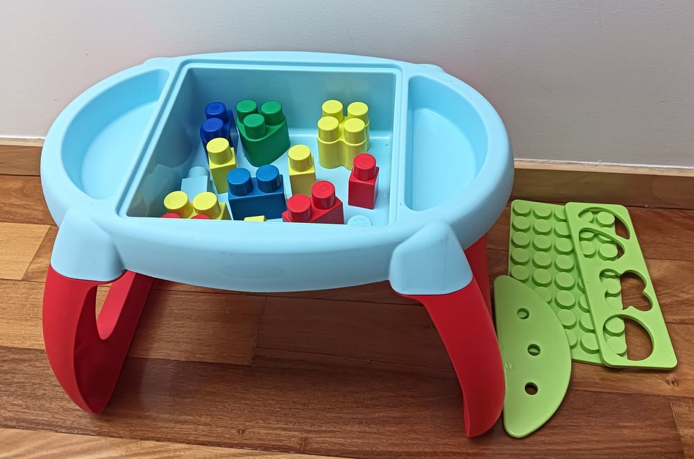 Mesa de atividades tipo lego bebé