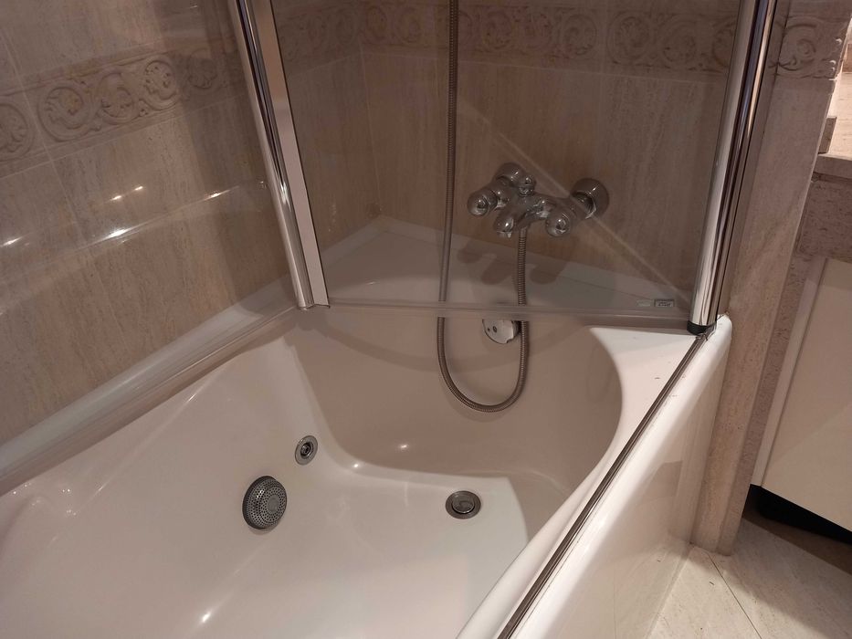 Banheira de Hidromassagem ROCA – Excelente Estado