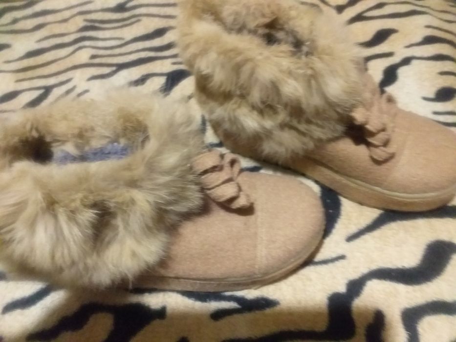 Ботиночки теплые .зимние. гуги.бежевого цвета.