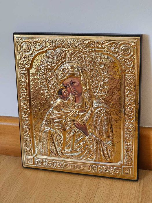 Quadro antigo representando a mãe de Deus