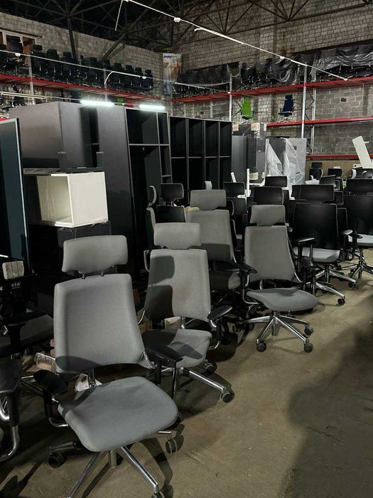 РОЗПРОДАЖ стільці, офісні тумби, техніка,крісла столи дивани техніка